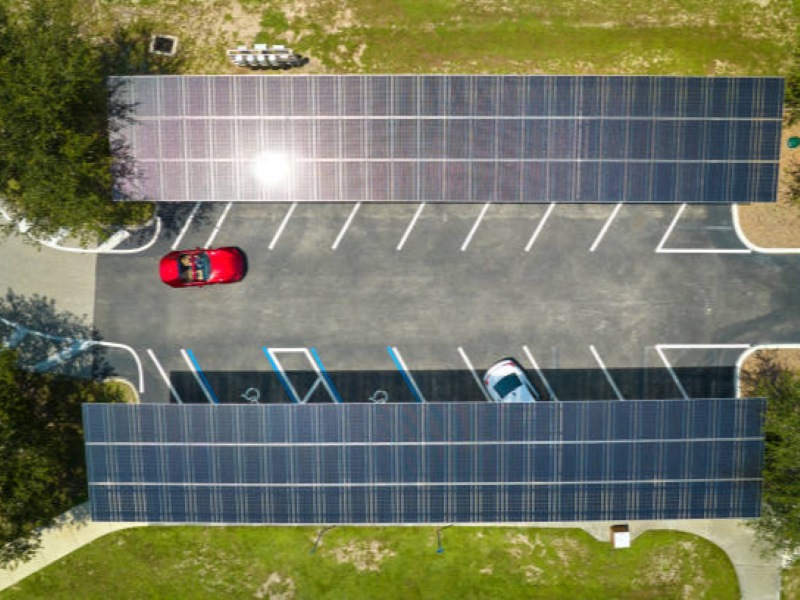 Voyez-vous l’opportunité intéressante de tirer parti des systèmes d’abris de voiture intégrés à panneaux solaires ?
