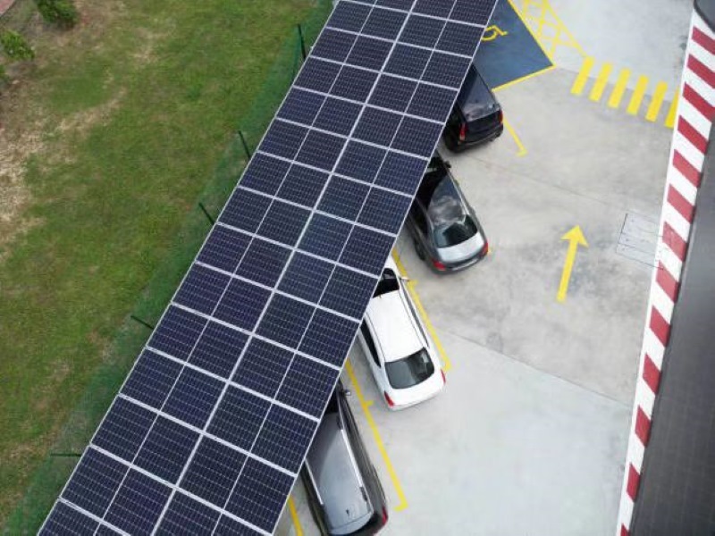 L'avenir du stationnement : les systèmes de montage de carports solaires
